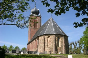 Deinum, Sint-Johannes de Doperkerk, het dak heeft een ui-vorm (Sipel op 'e toer') 