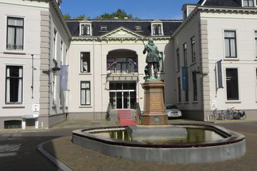 Leeuwarden, Stadhouderlijk Hof, geb. 1564, nu hotel-restaurant. Voorgrond standbeeld Us Heit 