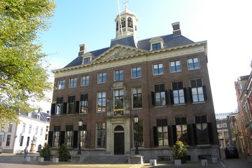 Leeuwarden, stadhuis, de eerste steen werd gelegd op   1 april 1715 