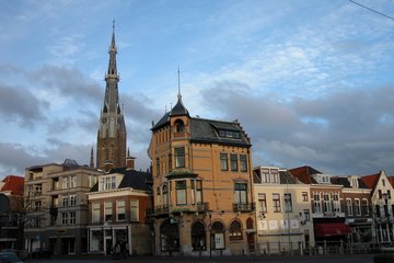 Leeuwarden, De Centraal Apotheek met op achtergrond Sint Bonifatiuskerk 