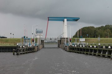 Dokkumer Nieuwe Zijlen, openstaande schutsluis (hoog water) 