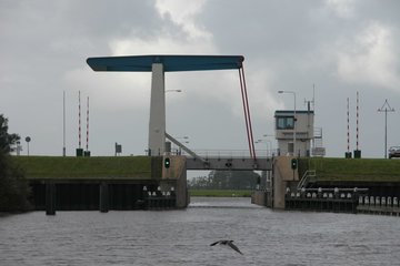 Dokkumer Nieuwe Zijlen, openstaande schutsluis (hoog water) 