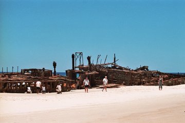 Fraser Island. Het Maheno-scheepswrak spoelde in 1935 aan op het strand en werd in de Tweede Wereldoorlog gebruikt voor oefenbombardementen van de RAAF.  
