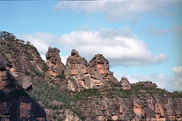 De Blue Mountains, de Three Sisters is een bekende rotsformatie in Nieuw-Zuid-Wales (Australië), dicht bij Katoomba, waar ze boven de Jamison-vallei uittorenen 