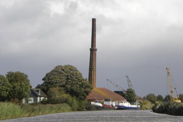 Oostrum, de steenfabriek is een voormalige machinale steenbakkerij, gelegen aan het Dokkumergrootdiep. 