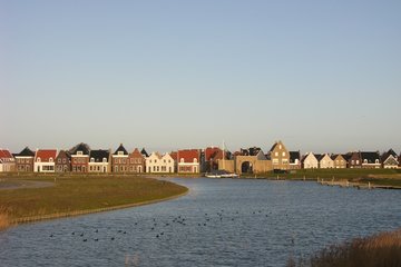 Oostmahorn, Esonstad, een bungalowpark rond een kunstmatig meer, een quasi-historisch stadje, gebouwd tussen 2004 en 2007. 