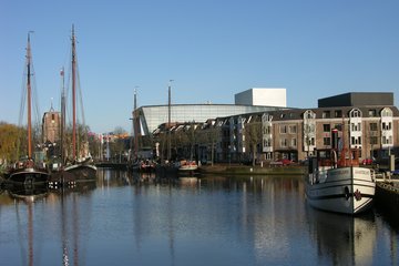 Leeuwarden, Westerkade, op achtergrond de Oldehove  