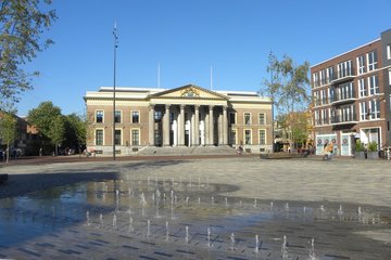 Leeuwarden, Paleis van Justitie, op de voorgrond fontein 
(4 stroken met  60 spuiters voorzien van LED-spots) 