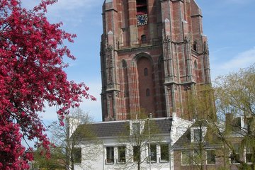Leeuwarden, Oldehove, hoogte ruim 39 meter, hangt 1,99 meter uit het lood, geb. tussen 1529 en 1533 